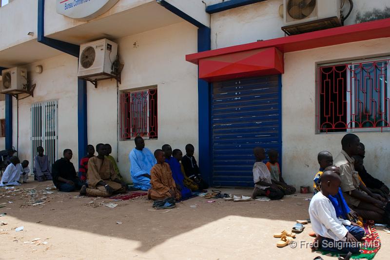 20090529_141414 D3 P1 P1.jpg - Lines of individuals in prayer at side of road